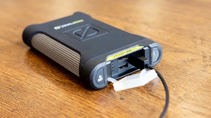 Meine Powerbank wiegt über ein halbes Kilo und gewinnt keinen Designpreis. Doch sie tut, was sie tun soll.