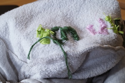 Im Pulli-Innern verknotest du alle Garnenden sorgfältig.