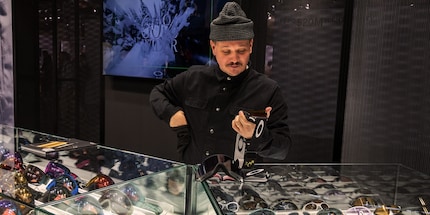 Stefan Lindner von Oakley mit der neuen «Flow Scape» auf der ISPO in München.