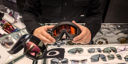 Links die Oakley «Flow Scape» im Original, rechts mit den Aufsätzen, die das Sichtfeld der «Line Miner» simulieren.