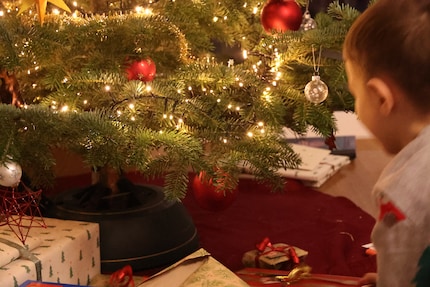 It doesn't even take that much for a reflective Christmas as a family. The sparkling eyes will come all by themselves at some point.