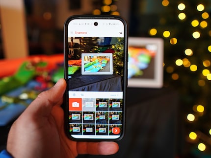 I can easily send photos to the frame using the corresponding app.