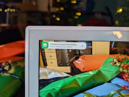 The frame has a touchscreen and shows, for example, when a new photo has arrived.