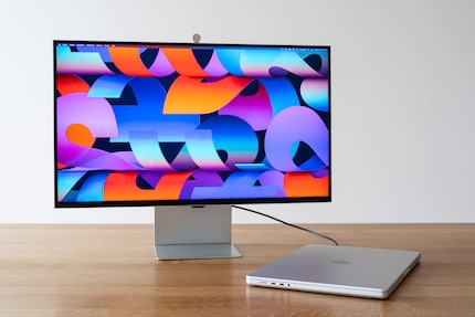 The Samsung S90PC doesn’t look bad in pictures but feels cheap in real life.