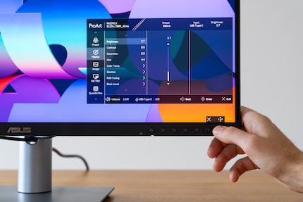 The Asus display offers classic controls – buttons on the front.