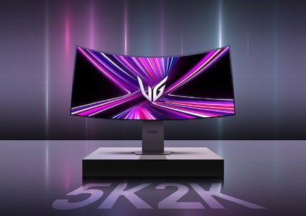 The 45GX950A looks exactly the same as its flexible brother.