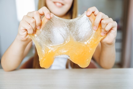 Weitaus weniger beliebt als der angesagte Slime: das gelbe Nasensekret bei einer Erkältung.