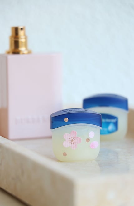 Mit ein bisschen Vaseline lässt sich das Parfüm überall hin mitnehmen.