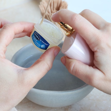 Parfüm in Vaseline geben ...
