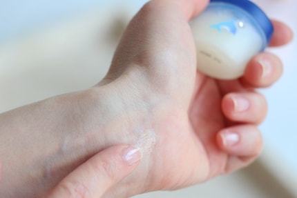 Auftragen geht ganz diskret: Einfach etwas auf das Handgelenk oder den Hals geben.