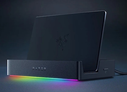 Das Handheld Dock Chroma hat RGB-Beleuchtung und kann auch als Tischhalterung für den Handheld oder das Tablet dienen.