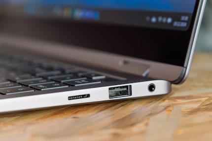 microSD-Kartenleser, USB-A und Klinke auf der rechten Seite.