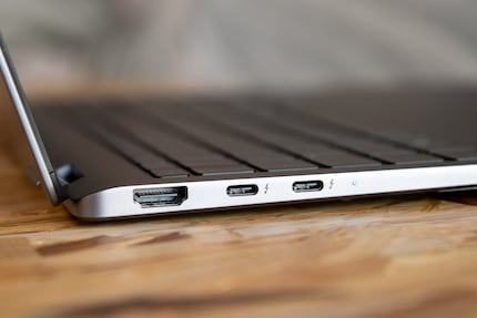HDMI und 2x USB-C (Thunderbolt 4) auf der linken Seite.