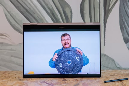 Das Galaxy Book5 Pro 360 kommt mit wenig Platz aus, um zum Beispiel Videos zu schauen.