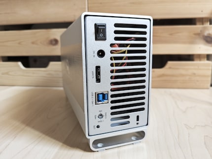 On the back, there’s a power switch, power connector, eSATA, USB, RAID selection with SET button and a Kensington Security Slot.