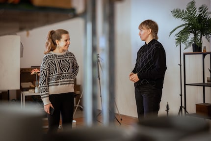 Jil Claire (right) explains to me how Feey wants to extend houseplants’ lifespans.