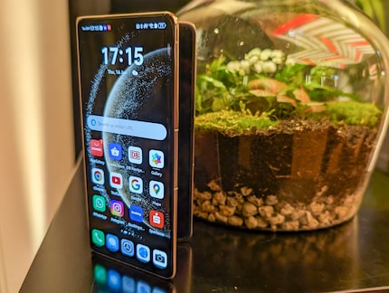 Das Außendisplay ist halb so groß wie das innere Display.