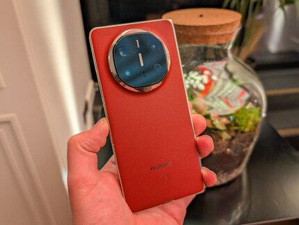 Das Mate X6 erscheint in Rot und Schwarz.