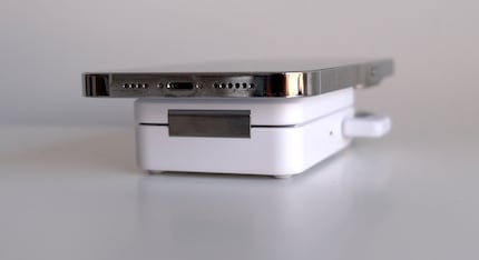 Big iPhone, small charging station: my iPhone 14 Pro Max draws power through induction.
