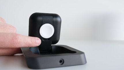 Akute Gefahr für Fingernägel: Hier soll ich den Ladepuck für die Apple Watch herausfingern.