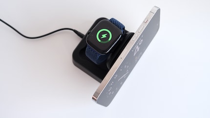 Zwei Gadgets laden auf der Charger Station von Zens.