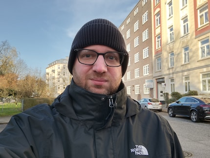 For selfies, use the HMD Fusion for good results in daylight.