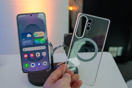 Mit der passenden Hülle haftet das Galaxy S25 magnetisch an Ladestationen.