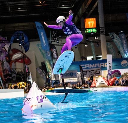 Indoor pump-oil champion Sarah Spalinger shows off her skills at the boat show in Düsseldorf.