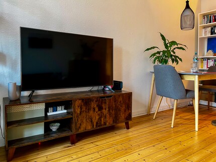 Die TV-Bank war mein erstes Stück von Vasagle. Man beachte das Yoshi-Ei im Hintergrund, das sich an die Switch kuschelt.