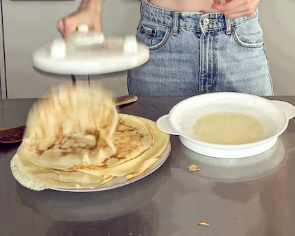 After a few nervous attempts, it works like a charm. My new official job title from now on: Crêpe Master.