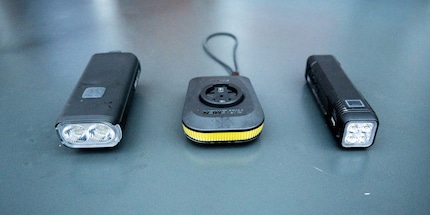Zum Vergleich: links «StrikeDuo» von BBB, in der Mitte Ravemen «FR300», rechts der «Blinder» von knog.
