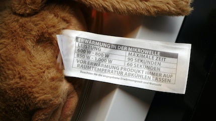 Bloss nicht überhitzen: Je nach Leistung der Mikrowelle dürfen die Warmies unterschiedlich lange auf den Drehteller.