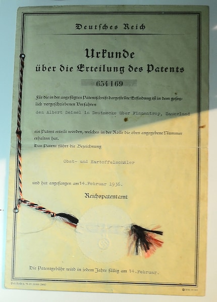 «Obst- und Kartoffelschäler», so lautet die genaue Bezeichnung von Deimels patentiertem Sparschäler.