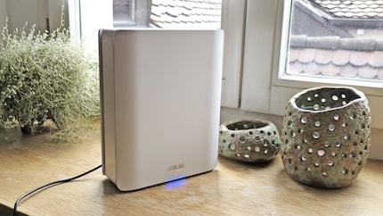An der Front zeigt eine deaktivierbare LED unter dem Asus-Schriftzug den aktuellen Status in verschiedenen Farben. Ist alles gut, leuchtet sie weiss.