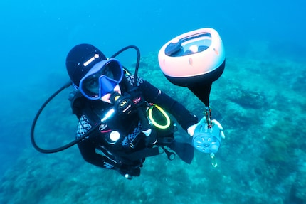 For an accurate satellite signal, let the device rise like a buoy.