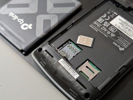 Der TP-Link erinnert mit günstigem Backcover und SIM-Karten-Adapter an ein Handy der 2000er-Jahre.