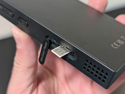 Der Router von Zyxel hat als einziger den Kartenslot aussen, damit kann ich die SIM-Karte schnell wechseln.