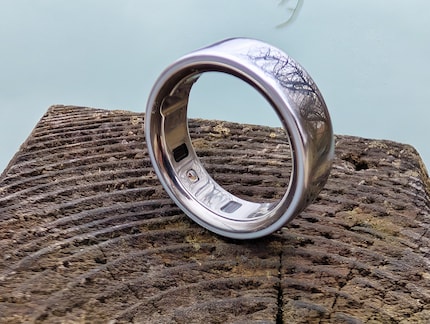 Auch die Innenseite des Rings ist aus spiegelnd-silbernem Titan.