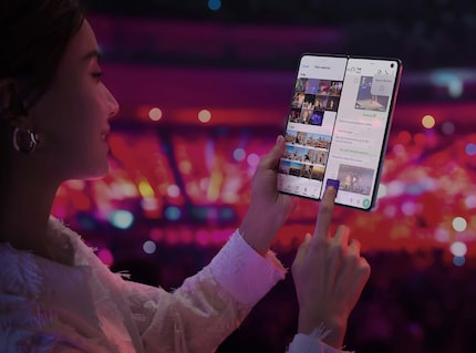 Aufgeklappt hast du eine grosse Screenfläche für Multitasking zur Verfügung.