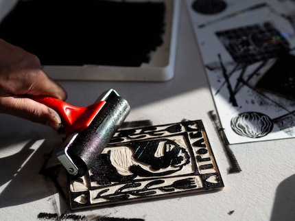 The key to success – I have to apply the paint evenly to the linoleum plate with the roller. 