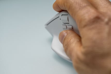 Die Daumenablage der Keychron M6 4K ist super platziert.
