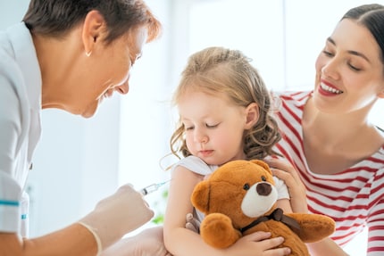 Strahlendes Lächeln, tiefenentspanntes Kind – so bilderbuchmässig geht es beim Thema Impfen nur in der Bilddatenbank zu.