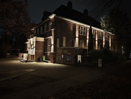 Mit dem Nachtmodus gleicht die Hauptkamera helle Spitzen aus, ohne die Atmosphäre der Nacht zu zerstören.