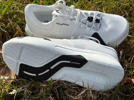 Especially durable soles and features for long distances: this is how the R1 from newcomer Mount to Coast presents itself.