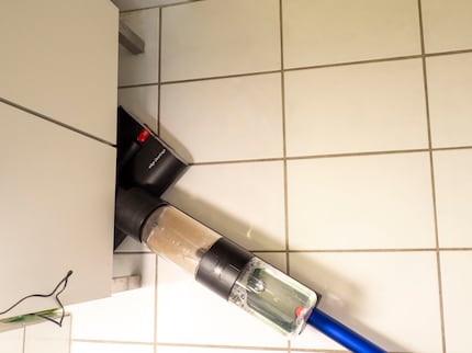 Der gelenkige Nassreiniger erreicht die verstaubte Stelle unter meinem Badezimmerschrank.