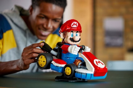 Dank dem bewegbaren Ständer kannst du den Kart von Mario in verschiedenen Posen aufstellen.