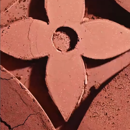 Ob das ein Lidschatten ist? Louis Vuitton gibt vorerst noch wenig preis.