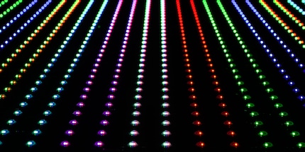 Visualisierung der RGB-LEDs: Strahlen die roten, grünen und blauen LEDs gleichzeitig und gleichstark, nimmt das menschliche Auge die RGB-Einheit weiss wahr.