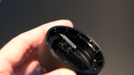 The cross blade is built into its own ring.