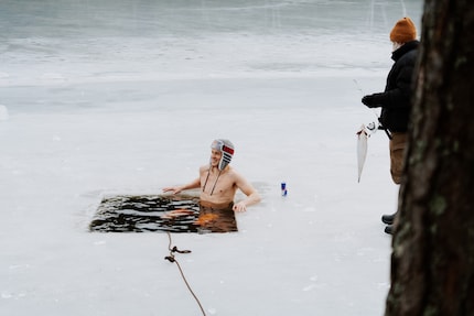 Erst aufs Glatteis, dann ins kalte Wasser: Olympiasieger Karsten Warholm lässt keine Challenge aus.